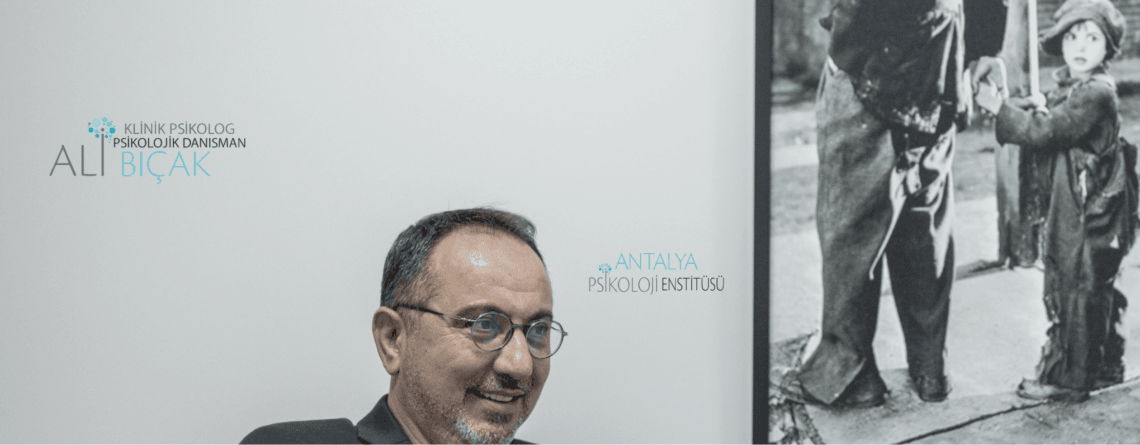 Yazar – Psikoterapist Ali Bıçak, farklı sorunlarla kendisine başvuran kişilere psikolojik destek ve psikolojik danışma hizmeti sunan bir profesyoneldir. Ali Bıçak’ ın kaleme aldığı Çevrimdışı İlişkiler kitabına satıcılardan ulaşabilirsin. Bu kitabında Ali Bıçak, psikoterapi çalışmasında nasıl yol katedilebileceğini vaka örnekleriyle anlatmaktadır.
